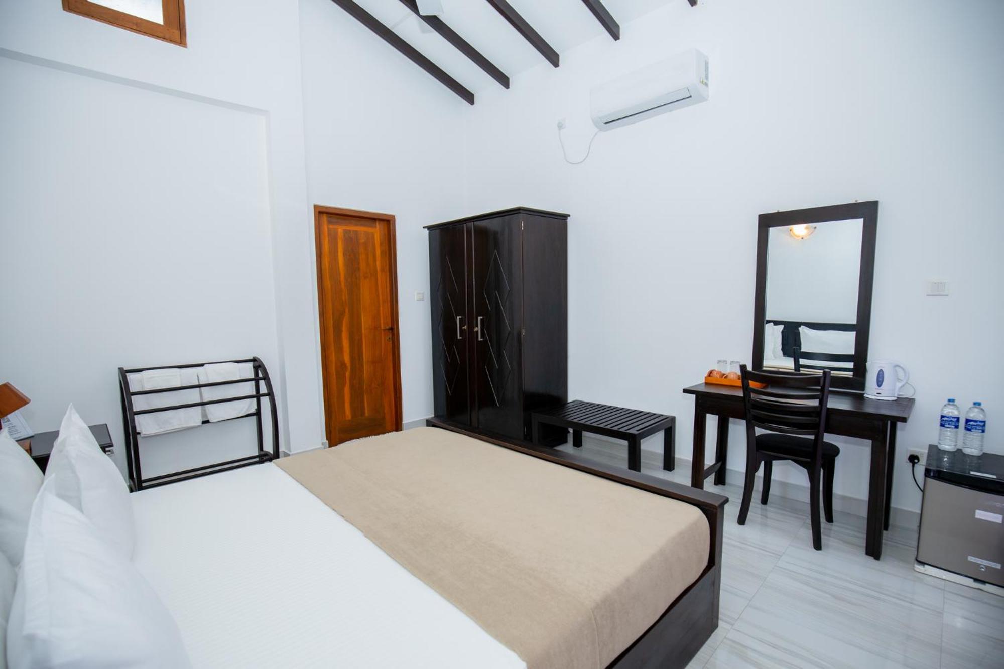 Teya Beach Hotel Ahangama Bagian luar foto
